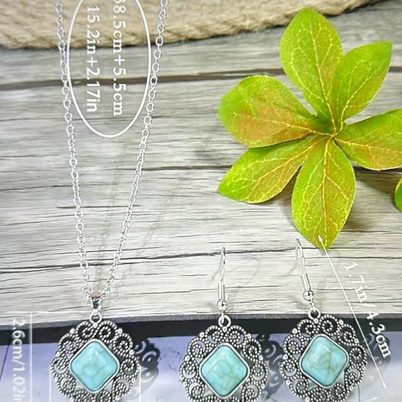 🍒5/$25🍒 Only 2 sets remaining ❤️Turquoise and Silver Necklace with Earrings 🔥 - Picture 4 of 6
